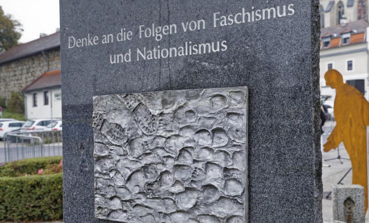 Der Weg führt an verschiedenen Denkmälern vorbei. (Foto: Karl Riedl)