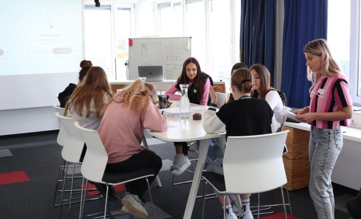 Die Mädchen konnten ihre eigenen Ideen für die Software einbringen. (Foto: softaware gmbh)
