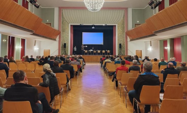 Zahlreiche Bürger informierten sich über den Gefahrenzonenplan. (Foto: Stadtamt Enns)