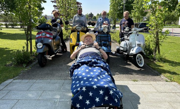 Josef wurde gleich beim Abholen von vier Vespa-Fahrern überrascht. (Foto: Rollende Engel)