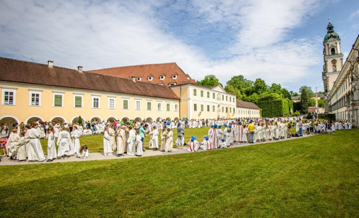 1200 Ministranten vor dem Stift St. Florian (Foto: Jonathan Wischenbart)