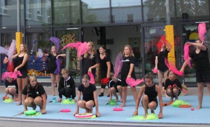 Die Schüler bieten ein tolles Bühnenprogramm. (Foto: SMS St. Valentin/Schubertviertel)