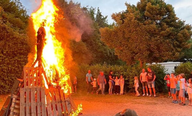 Das Peterlfeuer begeisterte Groß und Klein. (Foto: JVP St. Florian)