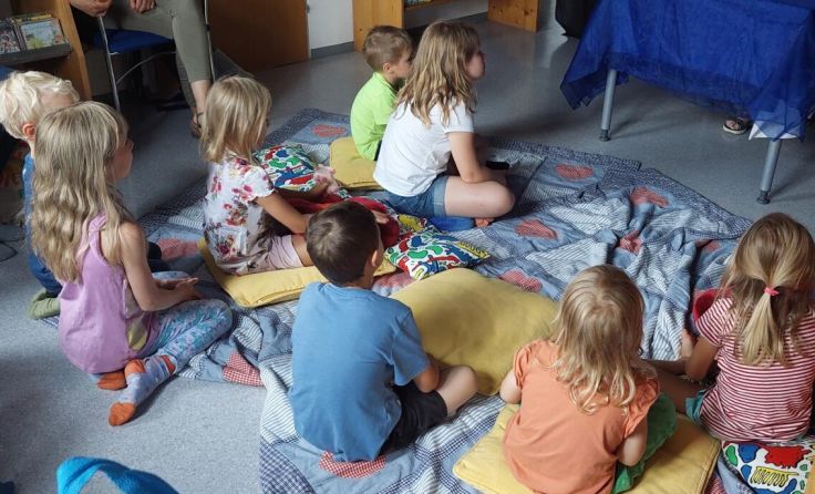 Die Kinder lauschten der Lesung. (Foto: Bibliothek Enns)