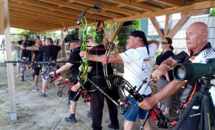 Schützen auf der Abschusslinie am DBV-Platz (Foto: DBV Bogensport Asten)