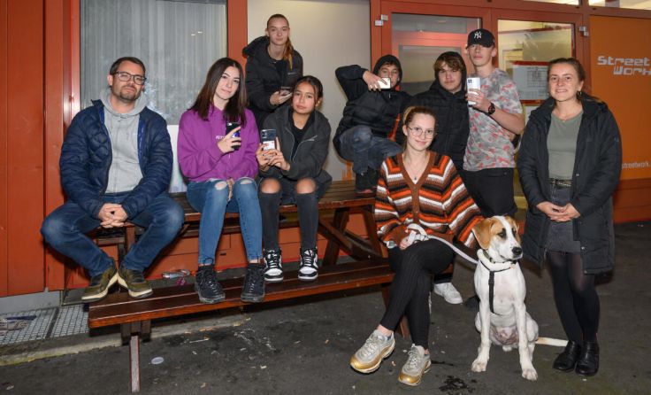 Jugendliche erforschen unheimliche Orte mit ihren Handys (Foto: Wolfgang Simlinger)