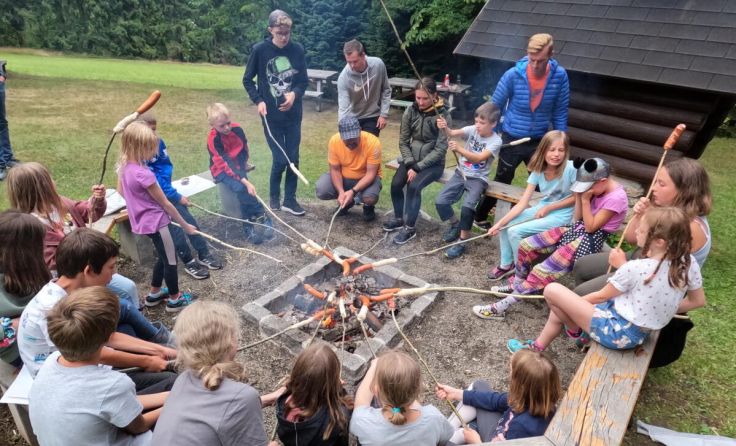 Mit den gesammelten Stöcken konnten die Naturfreunde Knacker grillen. (Foto: Naturfreunde Asten)