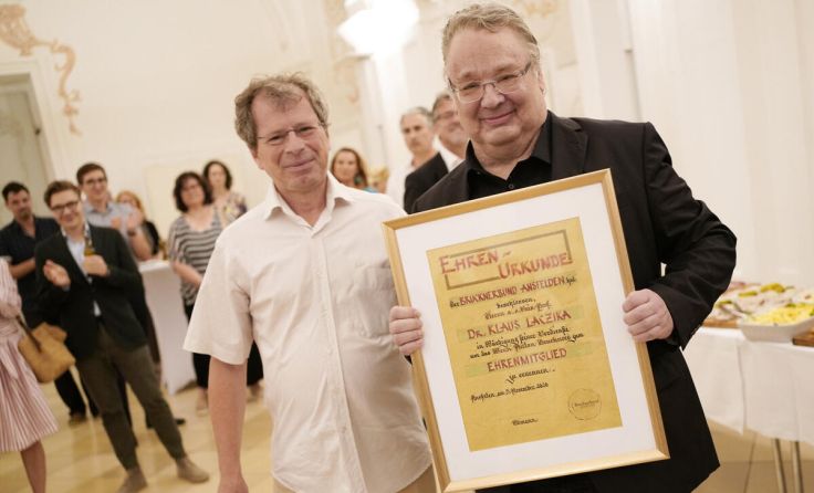 Peter Aigner (li.) überreichte die Ehrenurkunde an Klaus Laczika. (Foto: Reinhard Winkler)