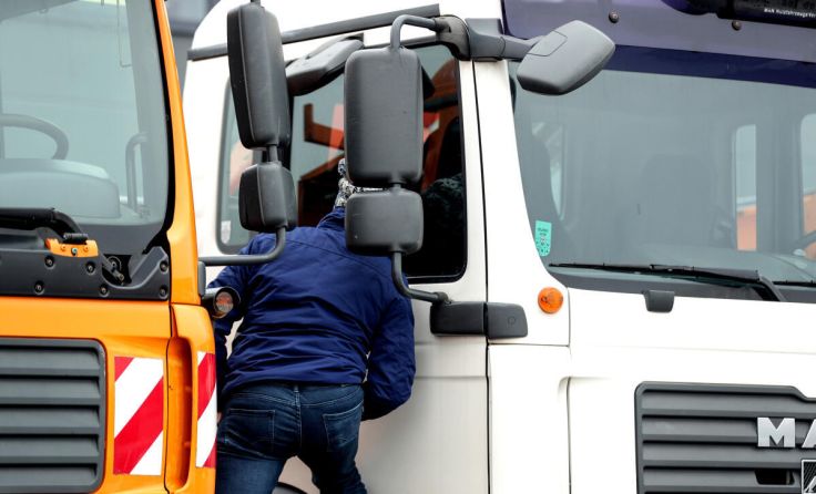 Der Lkw blieb in der Unterführung stecken. (Foto: Volker Weihbold)
