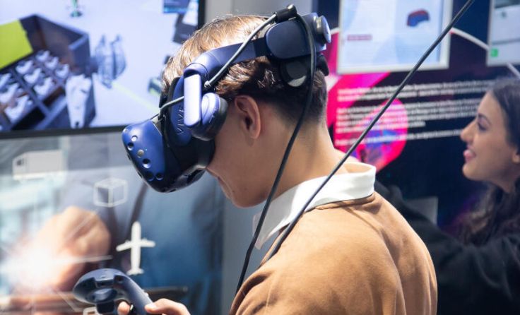 Mittels VR-Brille in die virtuelle Realität eintauchen (Foto: AMS OÖ/cityfoto.at)