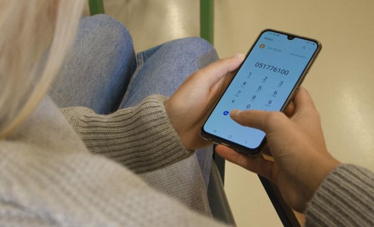 Wer sich einsam fühlt, kann mit Plauderpartnern telefonieren. (Foto: Caritas)