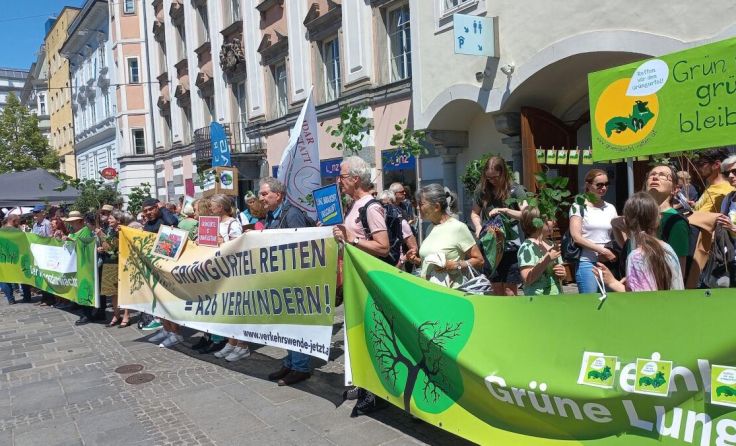Menschenkette rund um das Alte Rathaus in Linz (Foto: Retten wir den Grüngürtel)