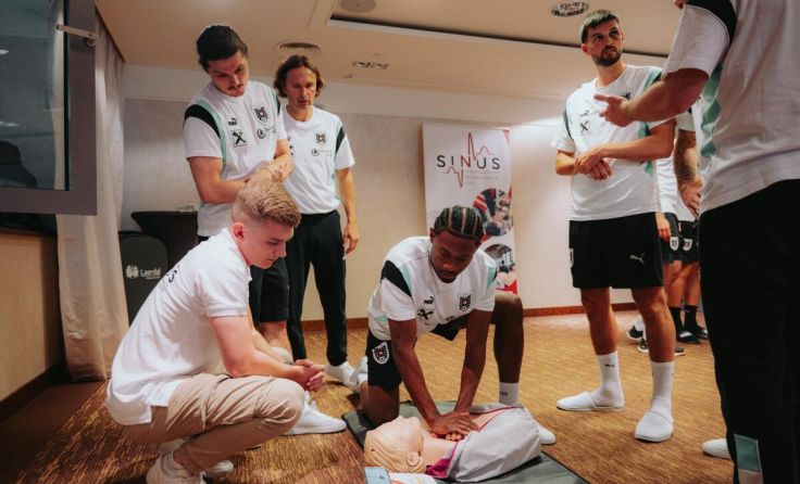 David Alaba und Co. übten die Herzdruckmassage an einer Reanimationspuppe. (Foto: Kelemen/ÖFB)