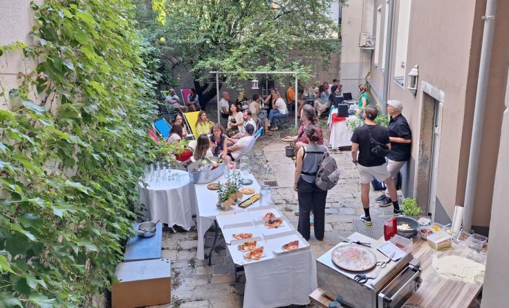 Die Gäste genossen auch im Innenhof die entspannte Stimmung beim Sommerfest. (Foto: Soggiorno)