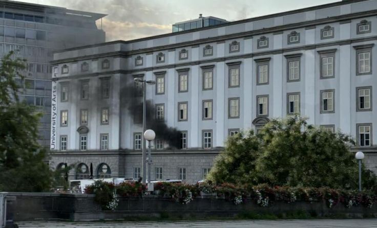 Kurz nach 6 Uhr stieg dunkler Rauch aus dem 1. Stock der Kunstuniversität Linz. (Foto: Tips/ms)