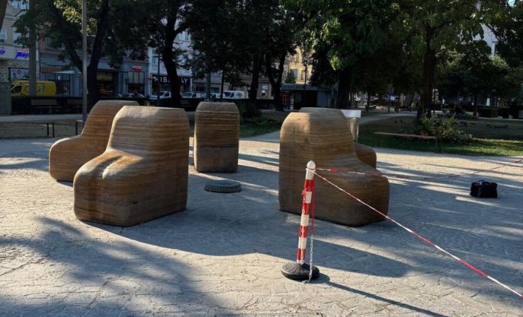 Heute morgen waren Techniker erneut beim Schillerpark-Brunnen im Einsatz. (Foto: Tips/ms)
