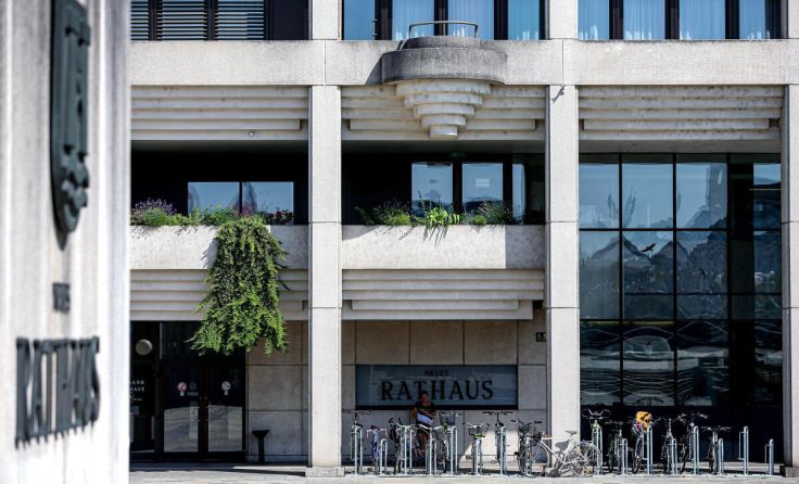 Bis Freitag 12 Uhr kann die Wahlkarte im Neuen Rathaus abgeholt werden. (Foto: Volker Weihbold)