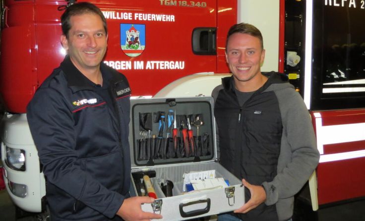 Florian Markus kaufte von der erlangten Summe ein Türöffnungswerkzeug. (Foto: FF St. Georgen)