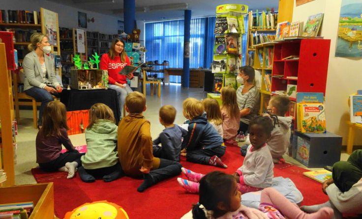 Gebannt lauschten die anwesenden Kinder der Erzählung. (Foto: Petra Lackerbauer)