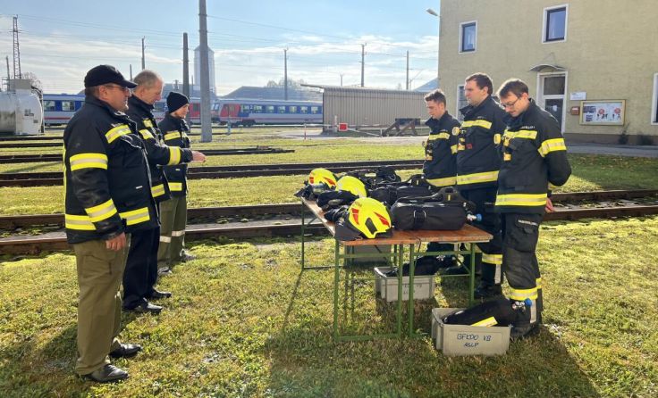 Mehrere Atemschutztrupps konnten ihre Auszeichnung erlangen. (Foto: Martin Lexl)