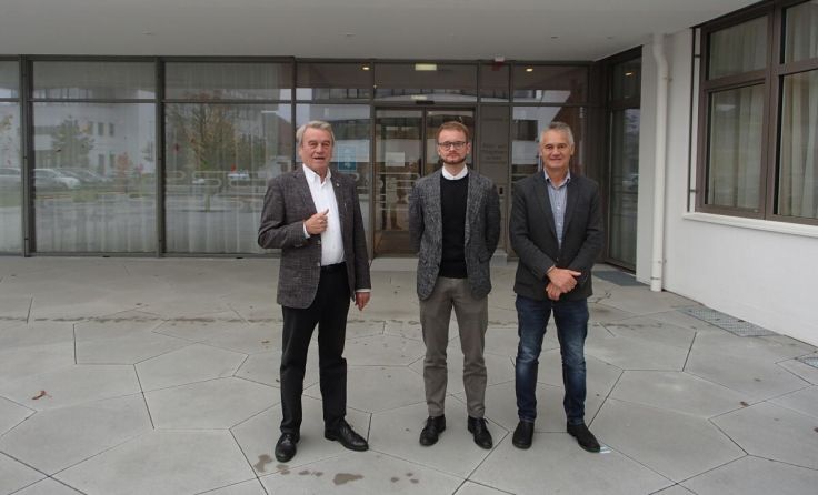 V.l.: Altbürgermeister Karl Staudinger mit Harald Nimmerfall und Egon Mittermair (Foto: Stadtamt)