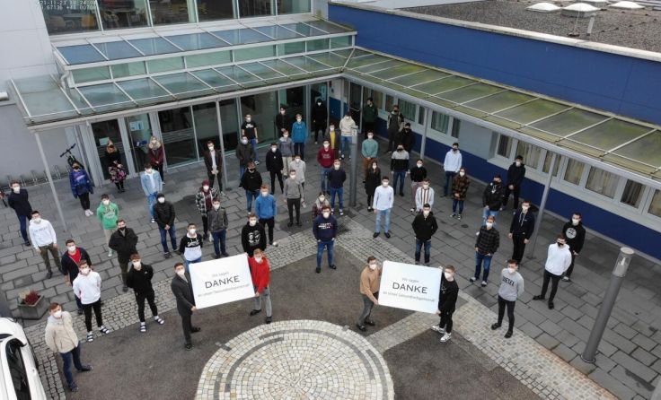 Die Schüler der HTL bedanken sich symbolisch bei den Helfern in der Pandemie. (Foto: Jürgen Sturm)