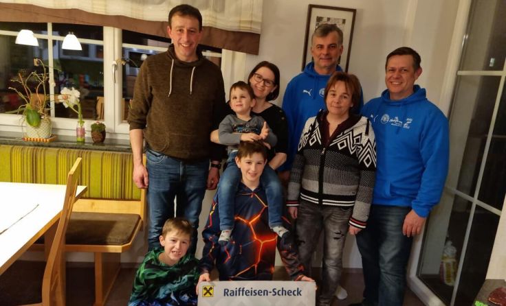 Der Scheck wurde an Familie Innerlohninger überreicht. (Foto: Mondseelandcup)