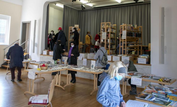 Die Besucher konnten durch zahlreiche Bücher stöbern. (Foto: Pfarre Regau)