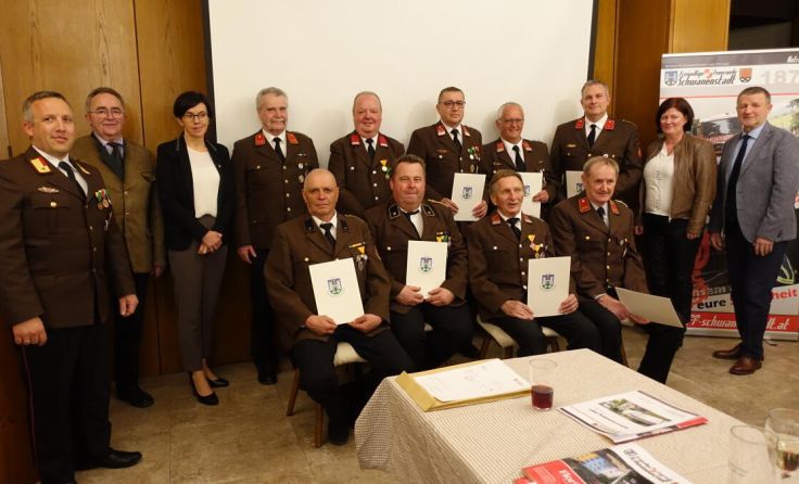 Kameraden der Freiwilligen Feuerwehr wurden für ihren Dienst geehrt. (Foto: FF Schwanenstadt)