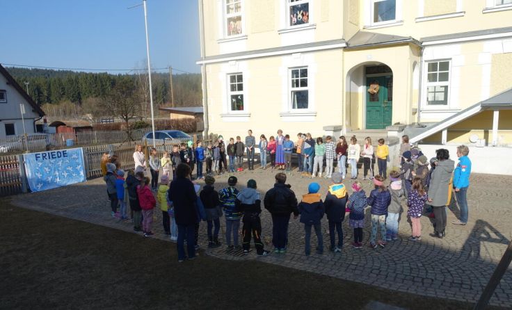 Mit Selbstgebasteltem möchten die Schüler ein Zeichen für den Frieden setzen. (Foto: VS Zipf)