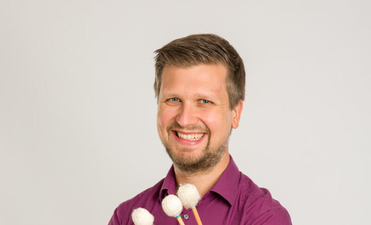 Sebastian Aigner präsentiert sich an seinen Schlaginstrumenten. (Foto: Humer)