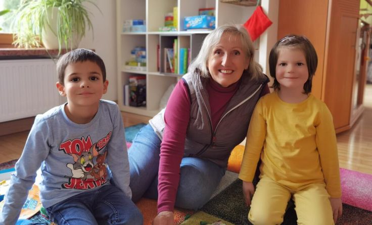 Balint (l.) und Eszter (r.) betreut Marianne Zeindlhofer (m.) einmal pro Woche. (Foto: privat)