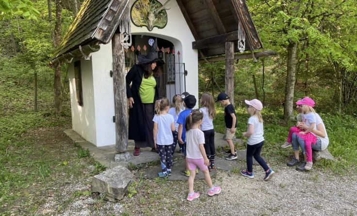 Gemeinsam mit der Gerlihexe (l.) entdeckten die Kinder das Gerlhamer Moor. (Foto: Claudia Vörös)
