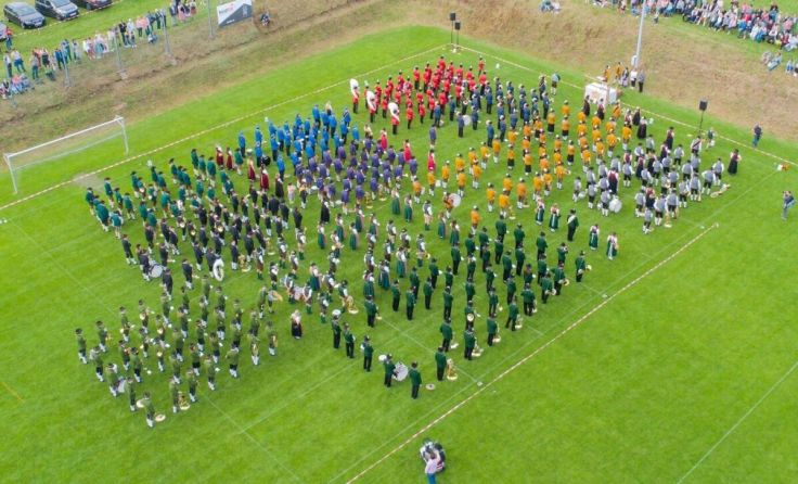 Die teilnehmenden Musikkapellen marschierten gemeinsam bis zum Sportplatz. (Foto: TMK Oberwang)