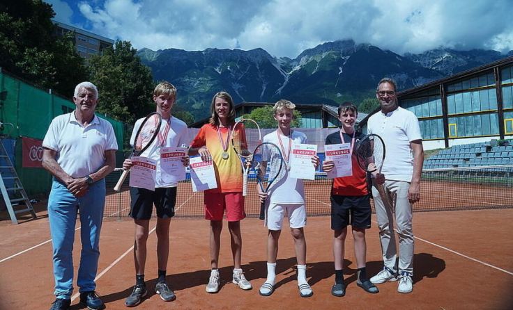Niedermayr (2.v.r.) neben seinem Doppelpartner und den Finalgegnern. (Foto: ÖTV)