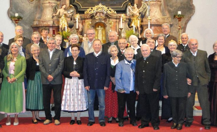 Die Jubelpaare wurden im Rahmen des Tages der Tracht gefeiert. (Foto: Goldhaubengruppe St. Georgen)