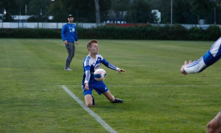 U16-Faustballer Tim Unterwurzacher bei einem der Spiele. (Foto: Ketter Franz)