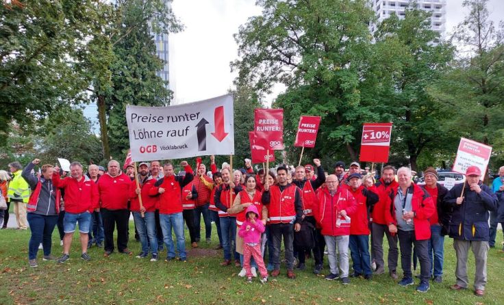 In Linz demonstrierten Arbeitnehmer gegen die steigenden Preise. (Foto: ÖGB)