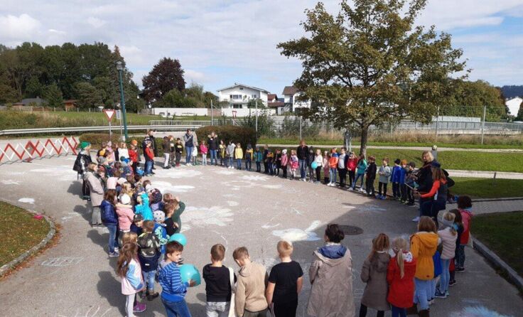Die Kinder gestalteten den Parkplatz. (Foto: VS Ottnang)