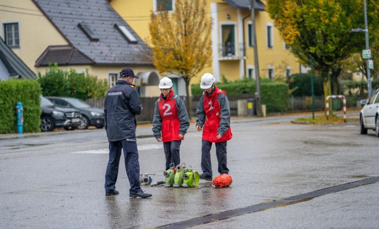 Zwei Mitglieder der Jugendfeuerwehr bei der Prüfung. (Foto: August Thalhammer)