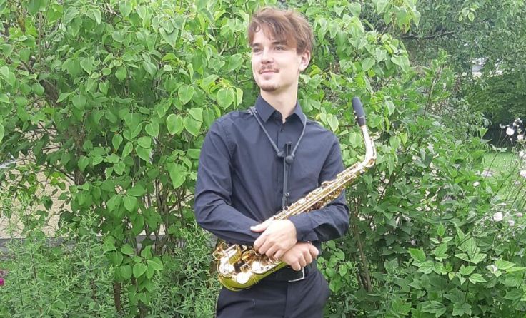 Jakob Schweitzer mit seinem Saxofon. (Foto: Jakob Schweitzer)