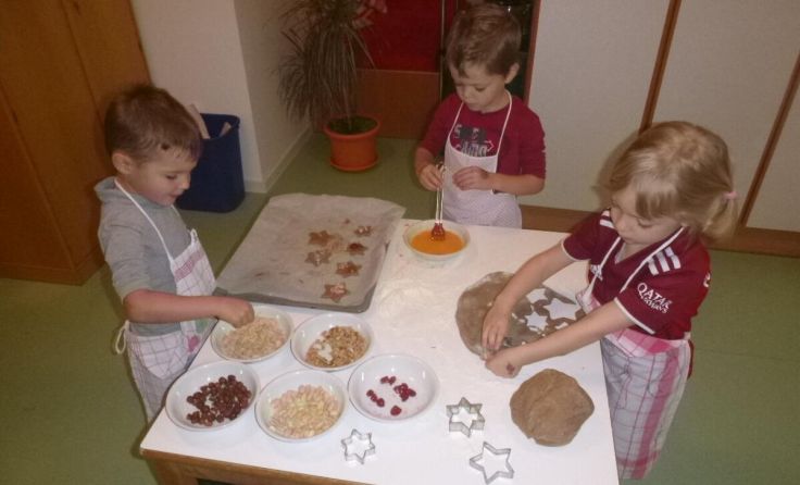Die Kinder beim Backen der Lebkuchen. (Foto: Kindergarten)