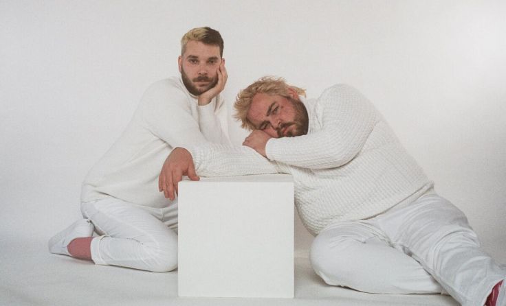 Das Duo "Heckspoiler" steht im OKH auf der Bühne. (Foto: Himmelbauer)