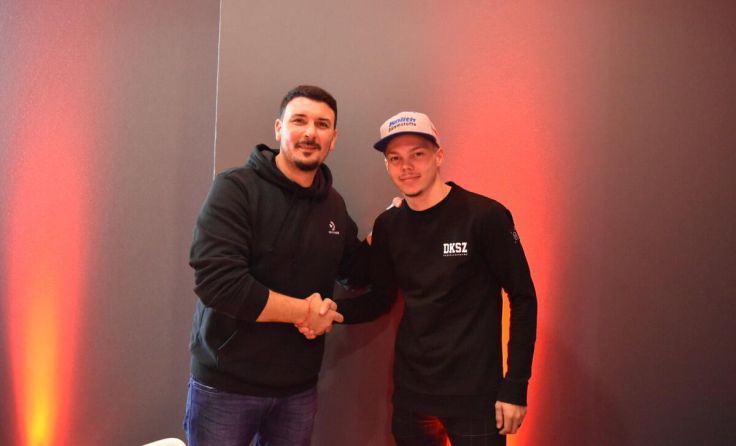 Davide Giugliano (l.) und Maximilian Kofler (r.) bei der Vertragsunterschrift. (Foto: DG34 Racing)