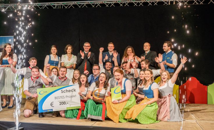 Die Landjugend Vöcklabruck freut sich über den gewonnenen Landjugend-Kreisel. (Foto: Lara Maier)