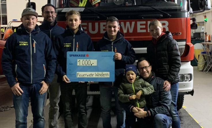 Die FF Windern spendet an den fünfjährigen Matheo Brandstätter (3 v. r.). (Foto: FF Windern)