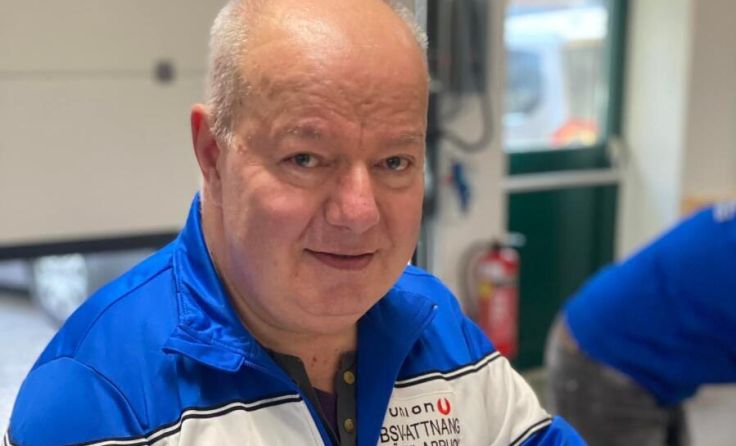 Obmann Dietmar Ematinger beim Verkauf (Foto: Claudia Rieker 2022)