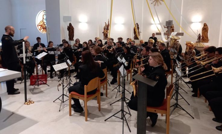 Die Bergmannskapelle steht mit Filmmusik auf der Bühne. (Foto: privat)