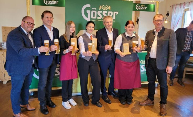 Isabella Haider (4. v. l.) ist Gösser Zapfmeisterin. (Foto: Berufsschule Altmünster)