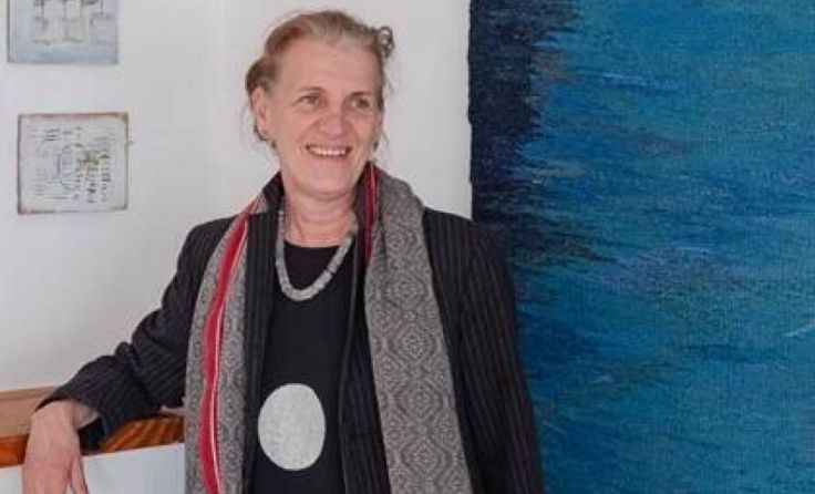 Dora Karácsonyi-Brenner zeigt ihre textilen Werke. (Foto: Erwin Kovacs)